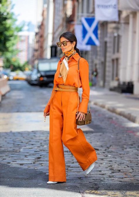 Pantalon Orange, Orange Outfits, Mode Editorials, Orange Pants, Orange Outfit, Elegante Casual, Orange Shirt, Street Style Inspiration, Orange Fashion