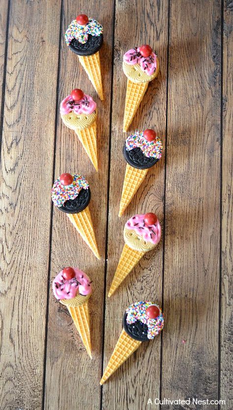 Easy ice cream cone cookies Ice Cream Project, Powdered Sugar Icing Recipe, Ice Cream Cone Cookies, 4de Verjaardag, Cream Cookies, Ice Cream Birthday Party, Ice Cream Theme, Easy Ice Cream, Wafer Cookies