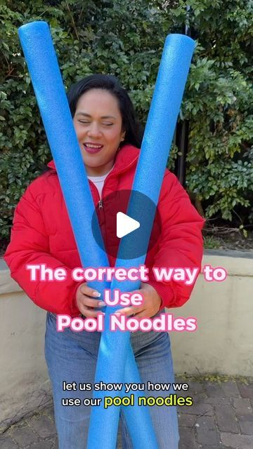 Floral Designer Agency by Danni & Caro on Instagram: "✔️HOW TO USE POOL NOODLES Here is our take on how to correctly use pool noodles with faux flowers. We applied our technique of wreath wrapping and mesh covering which will enable your pool noddles to last for a long time and make a fantastic base for any floral arrangement.  Quick Bonus tip on how to connect two pool noodles in a strong way in the video too! DO YOU USE POOL NOODLES? Let us know in the comments and share your experiences, we’d love to hear from you! SHARE, like and follow for more tips  #twinflora #hacks #floristhacks #poolnoodle #craft #diy #florist" Garland With Pool Noodles, Pool Noodle Garden Ideas, Pool Noodle Floral Arch, Pool Noodle Flower Arch Diy, Pool Noodle Arch Diy, Pool Noodle Table Centrepiece, Pool Noodle Floral Arrangement, Pool Noodle Arch, Pool Noodle Garland Diy