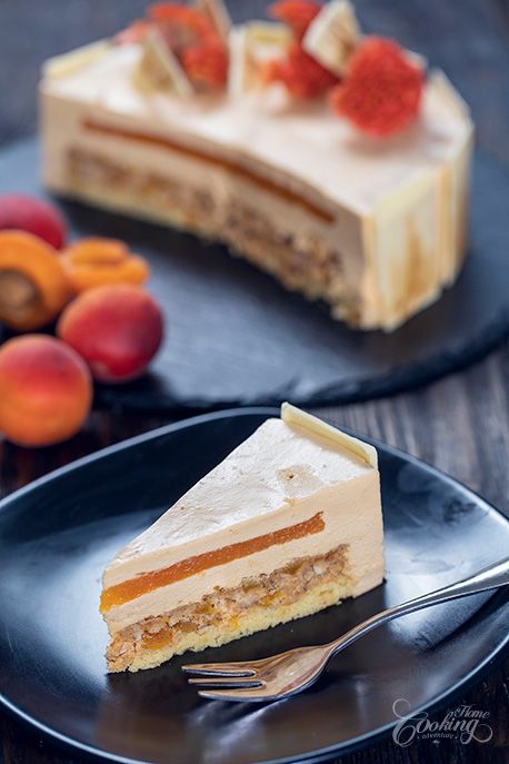 Entremet Ideas, Apricot Mousse, Almond Sponge Cake, Apricot Jelly, White Chocolate Mousse Cake, Entremet Recipe, Digestive Cookies, Caramelized White Chocolate, Cake Inside