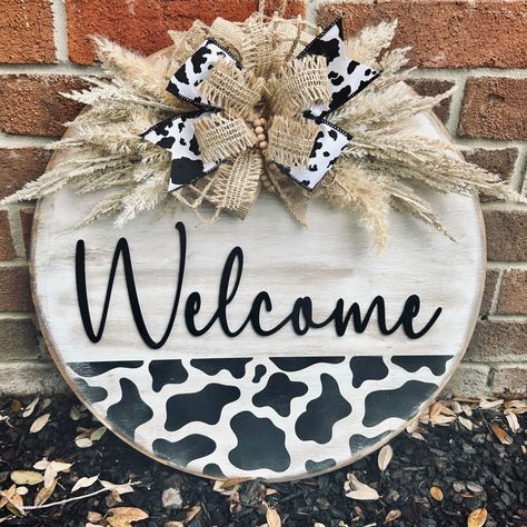 Welcome Cow Sign, Cow Print Welcome Sign, Cow Print Door Hanger, Cow Signs, Booth Aesthetic, Circle Signs, Custom Door Hangers, Wood Yard Art, Welcome Signs Front Door