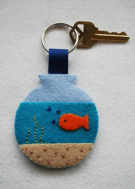 Key on Fishbowl Keychain Pompon Tulle, Felt Keyring, Felt Keychain, Felt Crafts Diy, Pola Sulam, Felt Patterns, Felt Brooch, Felt Decorations, Free Quilting