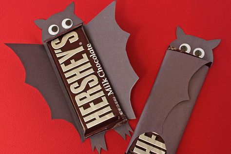 Bat Chocolate Bars are a fun and easy way to turn your store-bought chocolate bars into spooky black bats for Halloween! Halloween Candy Crafts, Moldes Halloween, Dulces Halloween, Hallowen Ideas, Casa Halloween, Adornos Halloween, Candy Crafts, Candy Candy, Halloween Snacks