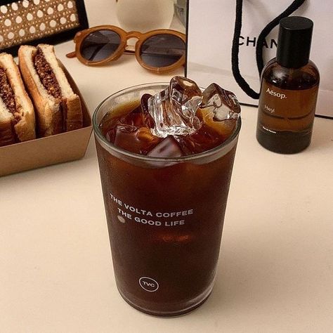 Americano Coffee Aesthetic, Americano Aesthetic, Brown Drinks, Iced Americano, Americano Coffee, Mocha Chocolate, Aesthetic Korean, Coffee Obsession, Pretty Drinks