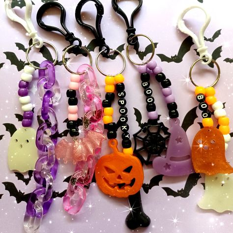 Keychains with Halloween theme beads and resin charms of pumpkins, bats, spider webs and ghosts Halloween Keychains, Spooky Stuff, Beaded Keychain, Halloween Goodies, Beaded Keychains, Art Stickers, Shop Art, Halloween Art, Dia De Muertos