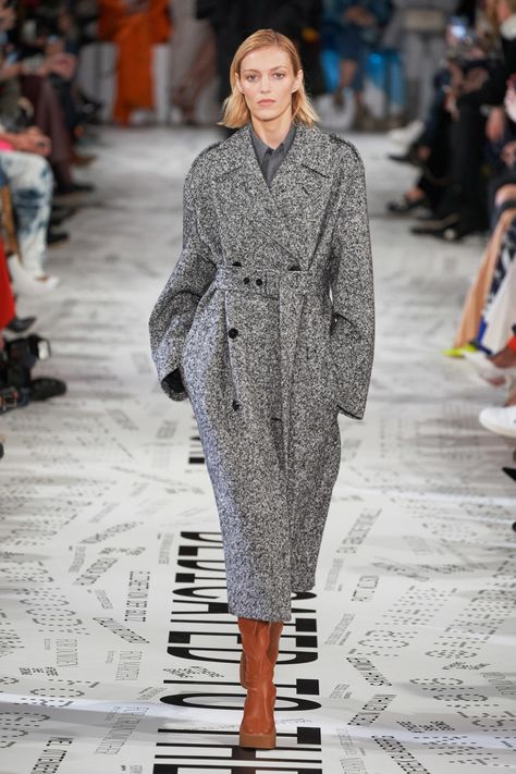 Stella McCartney Fall 2019 Ready-to-Wear Fashion Show - Vogue Mantel Styling, Mantel Outfit, Fall Fashion Coats, Older Women Fashion, Vogue Germany, Vogue Russia, Black Women Fashion, 가을 패션, Fashion Show Collection