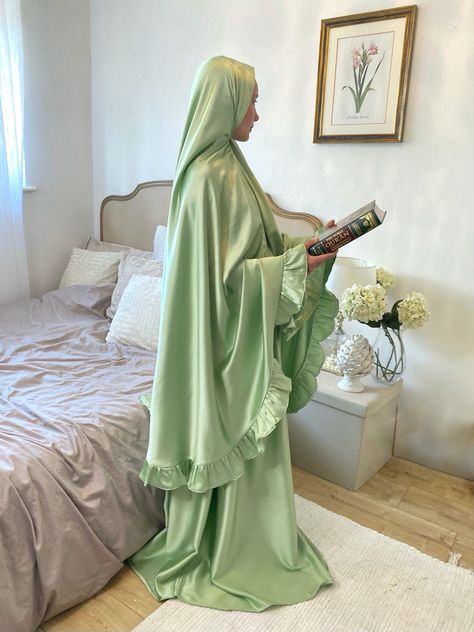 #ivory #hijabootd #prayer #jilbab #hijablove #belgique #outfitideas #islam #hijabinspiration #abaya Ruffle Abaya, Praying Clothes, Halal Outfits, Khimar Abaya, Nikah Wedding, Prayer Clothes, Modest Outfits Muslim, Muslimah Fashion Casual, Outfits Muslim