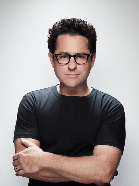 J.J. Abrams is een van mijn favorieten. Hij is een perfectionist als het op zijn werk aankomt. Alles is tot in de puntjes uitgedacht en verzorgd en men zal dan ook niet snel een foutje vinden. Zijn shots zijn vaak herkenbaar doordat hij fel blauw licht gebruikt. Zijn verhalen in series zijn complex en mysterieus met een grote twist aan het eind. Zijn films bevatten altijd actie en humor en dit blijft goed door zijn vaste team aan schrijvers en producenten. Commercieel. Lena Olin, Michael Vartan, Gina Torres, Jj Abrams, Rachel Nichols, Star Trek Into Darkness, Movie Directors, Episode Vii, Extraordinary People