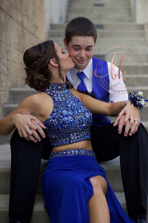 Prom Pics On Stairs, Prom Pictures On Stairs, Hoco Photography Poses, Prom Photoshoot Couples Cute Poses, Family Prom Pictures, Indoor Prom Picture Ideas, Fun Prom Photos, Senior Prom Picture Ideas, Prom Portraits Photo Shoots