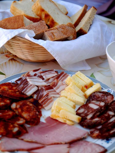 Croatian Wedding Traditions, Croatian Breakfast, Balkan Breakfast, Croatia Party, Croatian Traditions, Balkan Summer, Croatian Culture, Balkan Aesthetic, Meal Starters