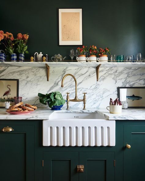 deVOL Kitchens on Instagram: “It's all going on here in Suki Waterhouse’s kitchen. Glamorous marble and dramatic colours mixed with quirky, fun little pops of colour and…” Small Cottage Kitchen Ideas, Dark Green Kitchen, Small Cottage Kitchen, Devol Kitchens, Green Kitchen Cabinets, English Kitchens, Cottage Kitchens, Kitchen Splashback, Green Cabinets