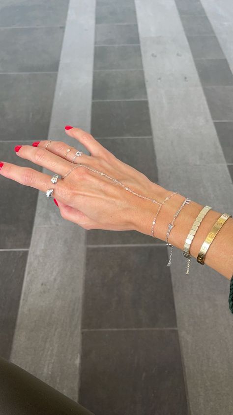 Silver Bracelet Stack, Hand Jewellery, Hand Chain Bracelet, Ring Bracelet Chain, Paris Mode, Hand Bracelet, Dope Jewelry, Classy Jewelry, Jewelry Lookbook