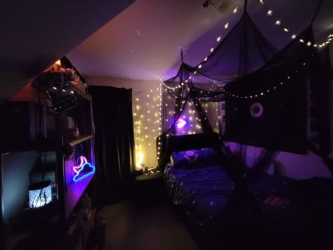 Nightcore Bedroom, Vampire Bedroom Ideas, Dark Bedroom Ideas Grunge, Vampire Bedroom Aesthetic, Bedroom Ideas Grunge, Grunge Bedroom, Gothic Decor Bedroom, Diy Room Decor For Teens, Chill Room