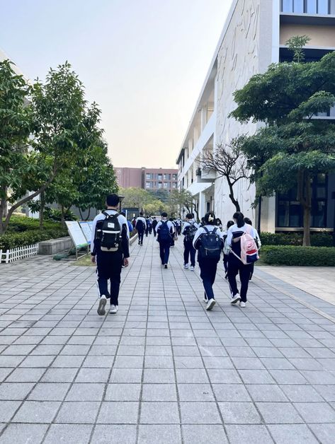 Chinese School Aesthetic Building, Chinese High School Aesthetic, Asian High School Aesthetic, South Korea High School, Chinese Student Aesthetic, Korea School Aesthetic, Korean Highschool Aesthetic, Idol School Dr, Korean School Life