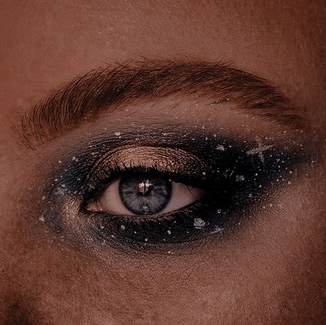 Moon Eyeshadow, Starfall Makeup, Witch Makeup Glitter, Feyre Makeup, Whimsigoth Makeup Aesthetic, Witchy Makeup Ideas, Winter Solstice Makeup, Midnights Make Up Look, Midnights Makeup Ideas