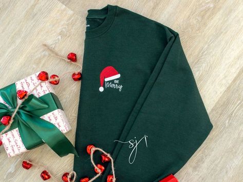 Calendar Advent, Christmas Crewneck Sweatshirt, Winter Apparel, Gildan Sweatshirt, Christmas Crewneck, Be Merry, Secret Santa Gift, Aesthetic Shirts, Christmas Trends