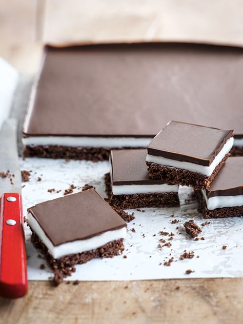 Nanaimo Bar Recipe, Peppermint Slice, Australian Recipes, Mint Slice, Cooking Sweets, Chocolate Crumbs, Foods Ideas, Yummy Biscuits, Nanaimo Bars