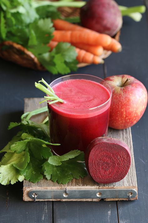 Improve the functioning of your heart, arteries, brain and other organs with this simple blood-cleansing juice recipe! While the body has an incredible system to help purify the blood and remove to... Beet Juice Recipe, Summer Juice, Easy Juice Recipes, Healthy Detox Cleanse, Detox Juice Cleanse, Juice Cleanse Recipes, Veggie Juice, Beet Smoothie, Lemon Diet