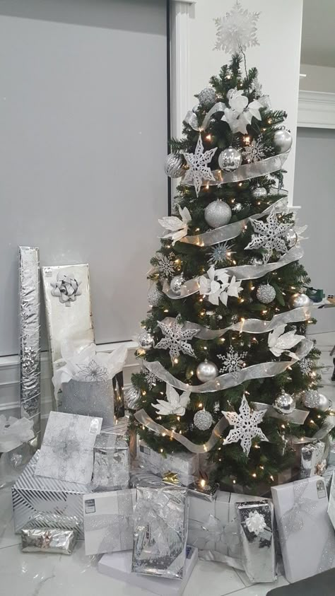 White silver christmas decor tree presents!  By Gina White Silver Christmas Decor, Grey Christmas Decor, Christmas Decor Projects, Christmas Decor Simple, Silver Christmas Tree Decorations, Grey Christmas Tree, Green Christmas Tree Decorations, Navidad Natural, Christmas Tree Inspo