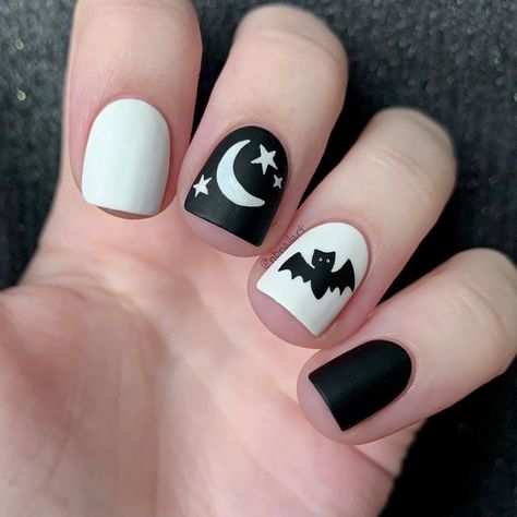 Black And White Halloween Nails Easy, Easy Bat Nail Art, Halloween Nail Polish Ideas, Black And White Nail Art Simple, Bat Nails Halloween, Bat Manicure, Witch Hat Nail Art, Black And White Nails Halloween, Bat Nails Designs