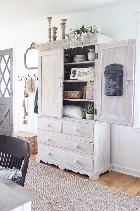 Shabby Chic Farmhouse Living Room, Commode Shabby Chic, Estilo Cottage, Armoire Makeover, Farmhouse Style Furniture, Fall Living Room, Farmhouse Furniture, Easy Home Decor, Shabby Chic Homes