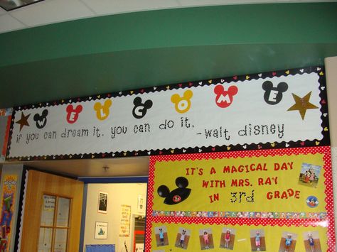 Teaching in Mouse Ears: Welcome to the 2013-2014 School Year! Disney Classroom Door, Disney Bulletin Boards, Mickey Classroom, Disney Teacher, Welcome Bulletin Board, Ideas Decoracion Salon, Mickey Mouse Classroom, Disney Themed Classroom, Disney Room