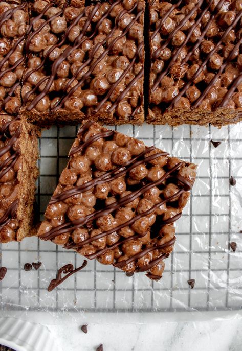 This is a really fun, chocolate twist on your classic Rice Krispie Treats! Cocoa Puff Treats, Cocoa Puffs Treats, Cocoa Puffs Recipes, Puff Dessert, Cocoa Krispies, Work Recipes, Lemon Layer Cakes, Cocoa Puffs, Marshmallow Treats