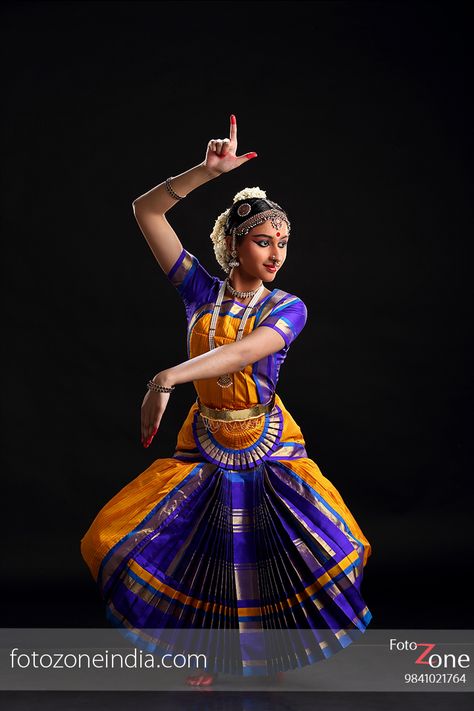 Bharathanatyam pose Bharat Natyam Poses, Indian Classical Dance Photography, Baratham Poses, Bharatanatyam Poses Photography, Bharatanatyam Poses For Photoshoot, Bharathanatyam Photography, Bharathanatyam Costumes, Bharatnatyam Costume, Classical Poses