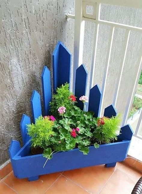 Wooden Picket Fence Craft Ideas, Cedar Fence Picket Projects, Picket Fence Ideas Crafts, Fence Picket Projects, Picket Fence Decor, Picket Fence Crafts, Diy Wooden Planters, Diy Wood Planters, Planter Box Plans