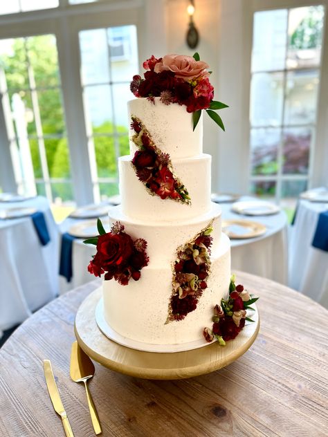 Floral Geode Cake Geode Wedding Cake, Cakes Geode, Geode Cake With Flowers, Burgundy Geode Cake, Marble Geode Cake, Geode Cake Wedding, Geode Cake, Gaming Decor, Menu Items