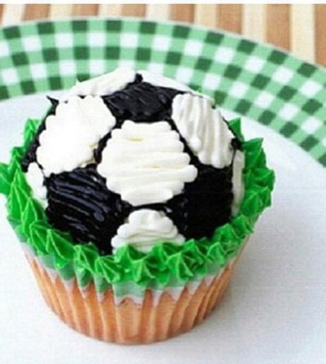 Soccer Cupcake Soccer Cake Pops, Football Pinata, Soccer Party Food, Sports Cupcakes, Sports Treats, World Cup Party, Soccer Treats, Soccer Cakes, Soccer Cookies