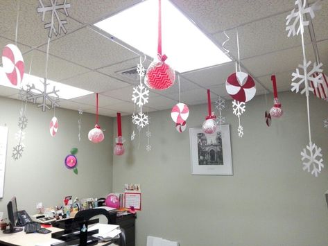 Dental Office Christmas Decor, Office Xmas Decorating Ideas, Office Christmas Decorating Ideas For Work, Christmas Office Ideas, Wooden Door Ideas, Christmas Cubicle Decorations, Ideas Decoracion Navidad, Christmas Decor Ideas Bedroom, Classroom Christmas Decorations