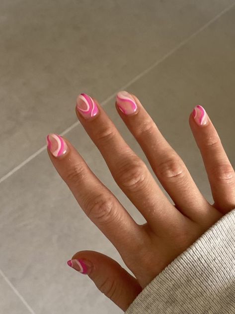 Short Squiggly Line Nails, Cute Swirly Nails, Swirly Pink Nails, Pink Design Nails Short, Swirly Nails Short, Pink Wavy Nails, Gel Tips Nails Ideas, Pink Swirly Nails, Pink Gel Nails Short