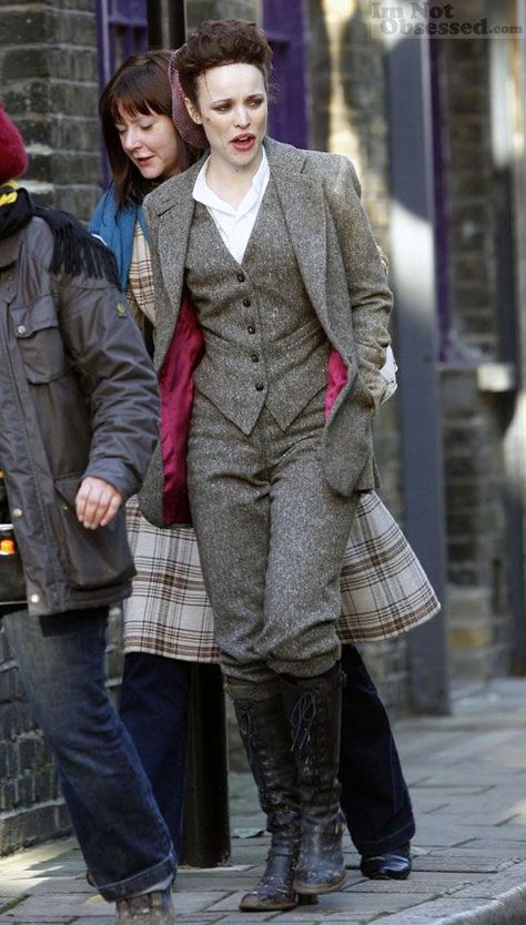 Fashion icon: Rachel McAdams in Sherlock Holmes. Sherlock Holmes Costume, Style Anglais, Rachel Mcadams, Tweed Suits, Look Vintage, Date Outfits, Mode Vintage, Sherlock Holmes, Dandy