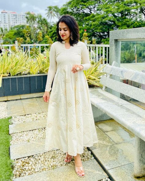 Kasavu Dress Ideas, Onam Salwar, Christian Wedding Dress, White Salwar, Onam Outfits, Frock Models, White Frock, Indian Dresses For Women, Kurti Embroidery