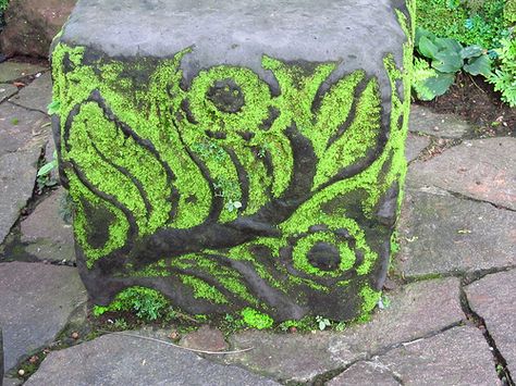 Moss Graffiti Ideas, Moss Grafitti, Moss Graffiti, Moss Paint, Growing Moss, Moss Decor, Rock Garden Plants, Moss Covered, Japanese Garden Design