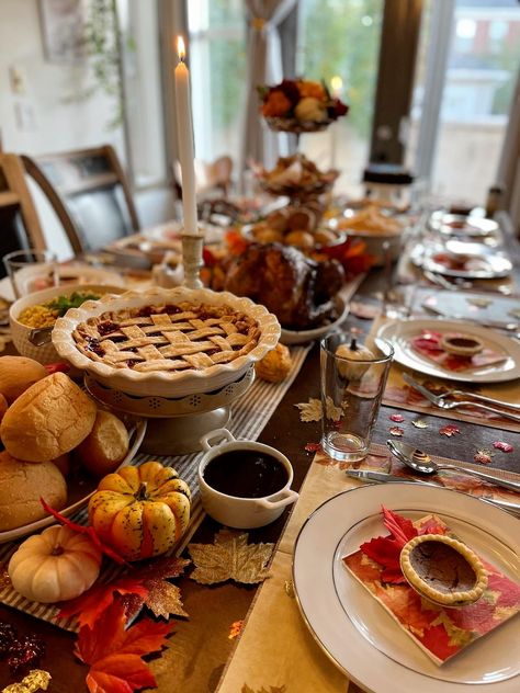 Thanksgiving dinner Thanksgiving Dinner Aesthetic Family, Large Family Thanksgiving Ideas, Thanksgiving Family Aesthetic, American Thanksgiving Aesthetic, Thankgiving Setup Food Table, Thanksgiving Mood Board, Thanksgiving Table Aesthetic, Fall Dinner Aesthetic, Thanksgiving Dinner Set Up