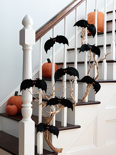 Hang bats from garland or stairwell for Halloween. So cute! Nixon would love hitting these on the way up the stairs!  Bat garland. Halloween stair ideas. Halloween Decorating Ideas, Moldes Halloween, Casa Halloween, Easy Halloween Decorations, Diy Halloween Decor, Staircase Decor, Dekor Diy, Halloween Decorating, Fantasias Halloween