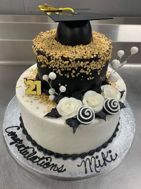 Graduation Tier Cakes, Graduation Cake Ideas, High School Graduation Cakes, Farewell Cake, High School Graduation Party Decorations, High School Graduation Party, Graduation Cake, Tier Cake, Graduation Cakes