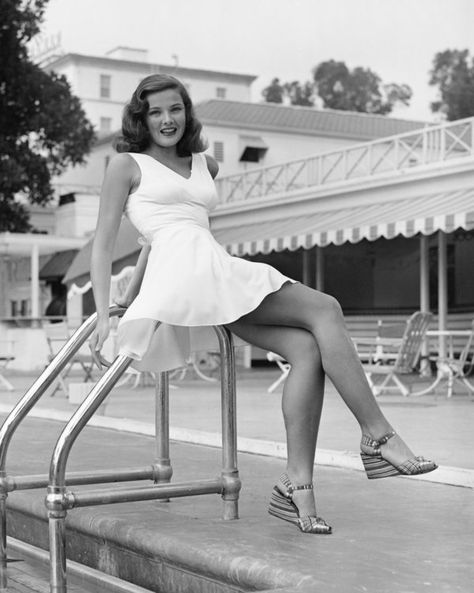 These Old Hollywood Photos Are All The Vintage Sundress Inspiration You Need | HuffPost Old Hollywood Dress, Klasik Hollywood, Vintage Sundress, Hollywood Vintage, Gene Tierney, Hollywood Dress, Glamour Vintage, Lana Turner, Popular Actresses