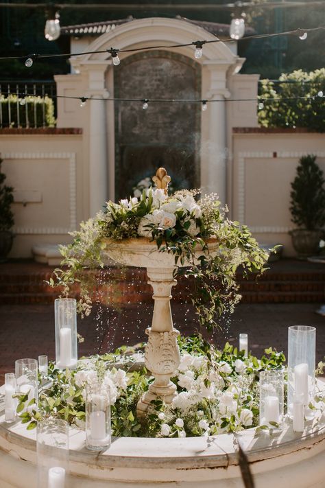 We are L-O-V-E in love with this elegant wedding in California's Villa Montalvo. With the prettiest white parasols, chinoiserie decor and lush white florals pouring from every corner this outdoor wedding is #GOALS Wedding Courtyard Decorations, Modern Garden Wedding Reception, Fountain Decoration Ideas Wedding, Elegant Wedding Arch Outdoor, Elegant European Wedding, White Parasol Wedding, Italian Courtyard Wedding, Wedding Fountain Decor, Villa Montalvo Wedding