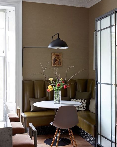 Dining Space Ideas, Corner Dining Nook, Dining Room London, Small Dining Space, Midcentury Dining Room, Leather Banquette, Corner Dining Bench, Retro Dining Rooms, Corner Banquette