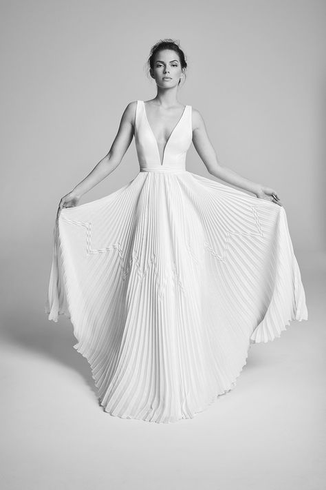 Plunging Neckline Wedding Dress, Pleated Wedding Dresses, Suzanne Neville, Skirt Diy, Wedding Dresses Uk, Look Formal, Wedding Dress Couture, Couture Wedding, Black Wedding Dresses