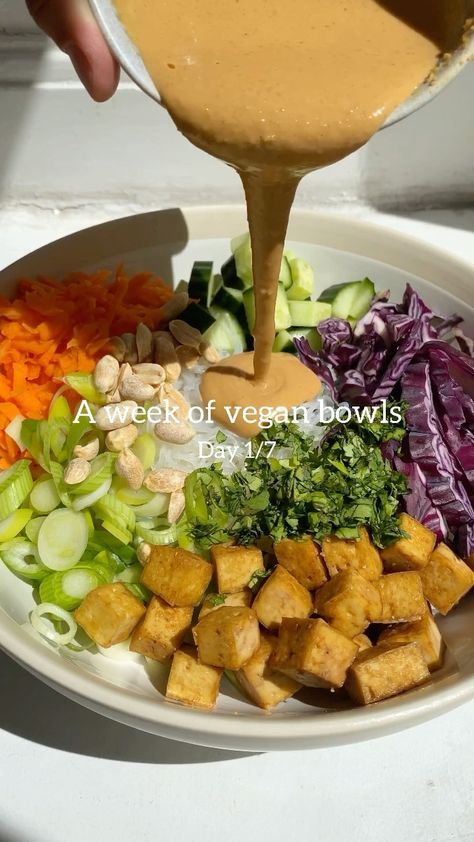 weareveano on Instagram: The best rice noodle bowl 😍 Day 1/7 A week of vegan bowls, day 1 🌱There’s honestly no better meal to kick off the week than this light,… Noodle Bowl Recipes, Rice Noodle Bowl, Vegan Bowl Recipes, Noodle Bowls Recipes, Bowl Recipes Easy, Vermicelli Recipes, Vegetarian Stuffed Peppers, The Best Rice, Rice Recipes Vegan