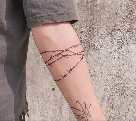 Are these thorns/barbed wire tattoos considered cringe? #tattoo #aestetic #ideas #artist #design Tato Grunge, Barbed Wire Tattoo, Tato Maori, Wire Tattoo, Barbed Wire Tattoos, Tato Henna, Grunge Tattoo, Men Tattoos, Scary Tattoos