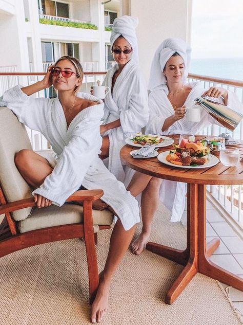 Group Of Girlfriends, Group Vacation Pictures, Girlfriends Aesthetic Pictures, Bathrobe Photoshoot, Family Vacation Aesthetic, Girlfriend Group, Friend Relationships, Friends On Vacation, Best Friend Group