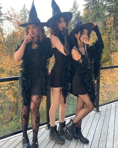 Trio Witch Costumes, Witch Aesthetic Costume, Halloween Trios, Witch Costume Aesthetic, Cute Witch Costume, Witches Coven, Witch Pictures, Witch Coven, Trio Halloween Costumes