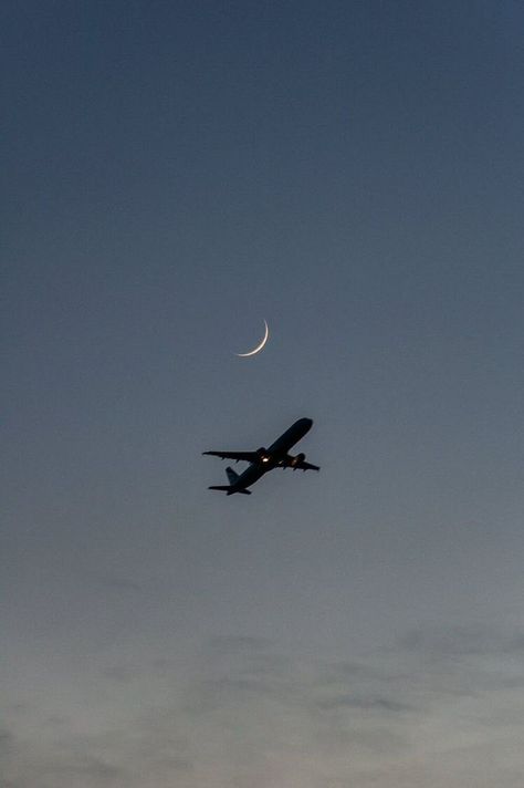 Plane Photography, Flying In The Sky, Airplane Wallpaper, Airplane Photography, Shotting Photo, Photographie Portrait Inspiration, Japon Illustration, Wallpaper Vintage, Pastel Wallpaper