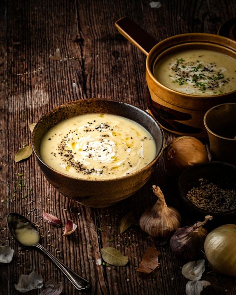 This creamy parsley root soup is made of parsley root, potatoes, leeks and oat cream! Parsley Root Recipes, Vegetarian Creamy Potato Soup, Celery Root And Pear Soup, Creamy Potato Soup Vegan, Vegan Potato Leek Soup Recipe, Parsley Root, Parsley Soup, Oat Cream, Root Soup