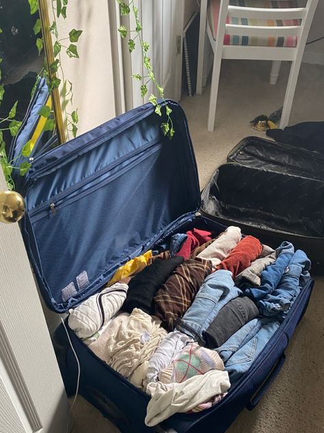 Packed Luggage Aesthetic, Packing Up Aesthetic, Summer School Trip Outfits, Big Suitcase Aesthetic, Moving Schools Aesthetic, Packing For College Aesthetic, Packing Asethic, Packing Aesthetic Moving, Packing Moving Out Aesthetic